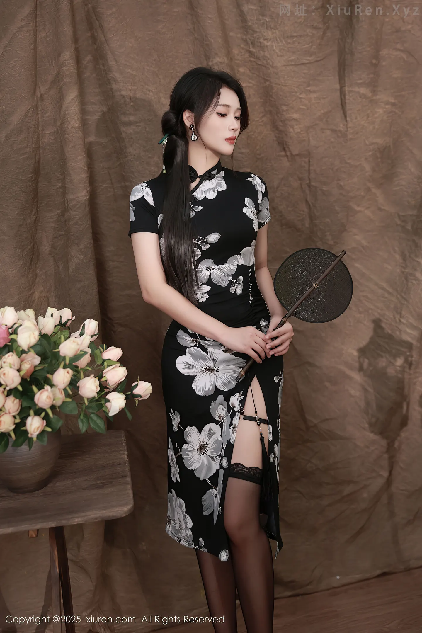 图片[3]-[XiuRen秀人网]VOL.10655 模特南乔性感黑色旗袍露紫色情趣内衣配黑色丝袜秀美腿诱惑写真72P-秀人网官方网站